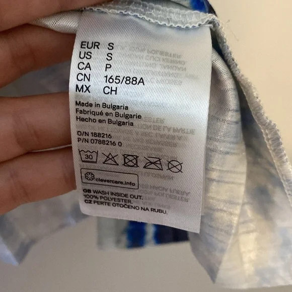 H&M, Beautiful Pleated Sleeveless Cropped Blue Sunburst Blouse, Size S - Picture 3 of 7